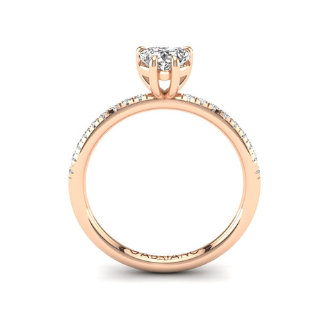 Gabriano Velvetine 4 pençe tırnaklı tektaş yüzük; GIA-HRD sertifikalı kalp pırlanta ve rose altın montürün yandan görünüşü