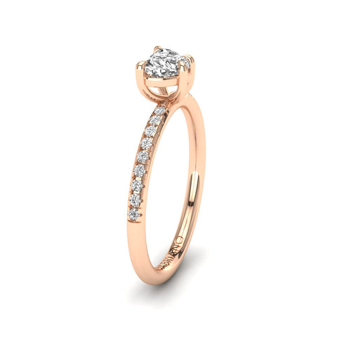 Gabriano Velvetine 4 pençe tırnaklı tektaş yüzük; GIA-HRD sertifikalı kalp pırlanta ve rose altın montürün yandan görünüşü