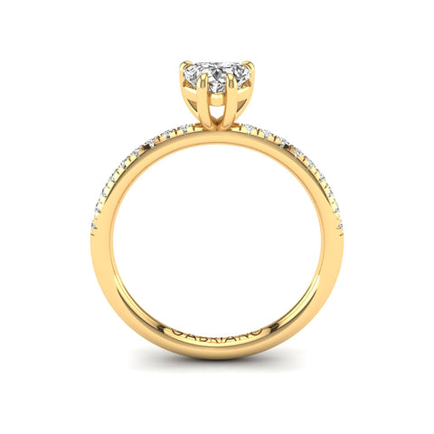 Gabriano Velvetine 4 pençe tırnaklı tektaş yüzük; GIA-HRD sertifikalı kalp pırlanta ve sarı altın montürün yandan görünüşü