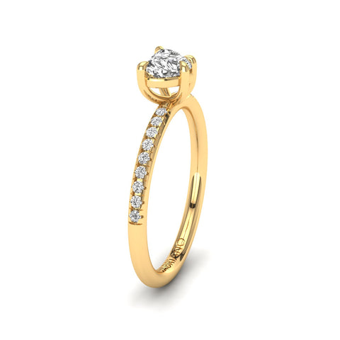 Gabriano Velvetine 4 pençe tırnaklı tektaş yüzük; GIA-HRD sertifikalı kalp pırlanta ve sarı altın montürün yandan görünüşü