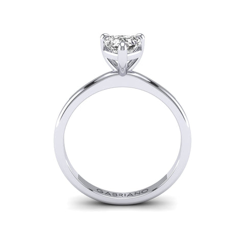 Gabriano Serenova 3 pençe tırnaklı tektaş yüzük; GIA-HRD sertifikalı kalp pırlanta ve beyaz altın montürün yandan görünüşü