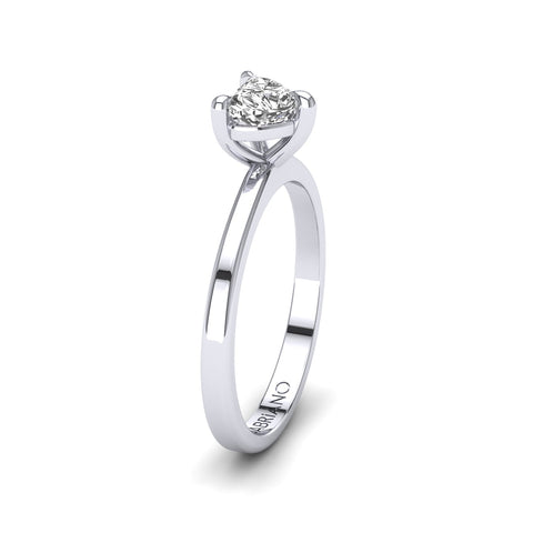 Gabriano Serenova 3 pençe tırnaklı tektaş yüzük; GIA-HRD sertifikalı kalp pırlanta ve beyaz altın montürün yandan görünüşü