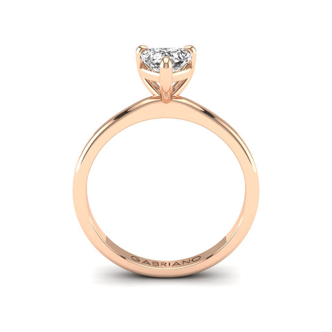 Gabriano Serenova 3 pençe tırnaklı tektaş yüzük; GIA-HRD sertifikalı kalp pırlanta ve rose altın montürün yandan görünüşü