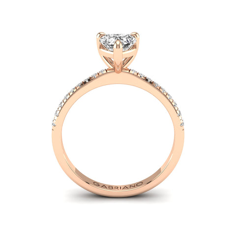 Gabriano Elinor 3 pençe tırnaklı tektaş yüzük; GIA-HRD sertifikalı kalp pırlanta ve rose altın montürün yandan görünüşü