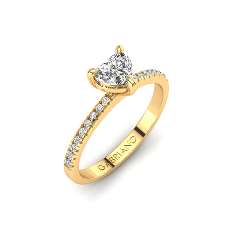 Gabriano Elinor 3 pençe tırnaklı tektaş yüzük; GIA-HRD sertifikalı kalp pırlanta ve sarı altın montürün üstten görünüşü