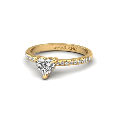 Gabriano Elinor 3 pençe tırnaklı tektaş yüzük; GIA-HRD sertifikalı kalp pırlanta ve sarı altın montürün yandan görünüşü