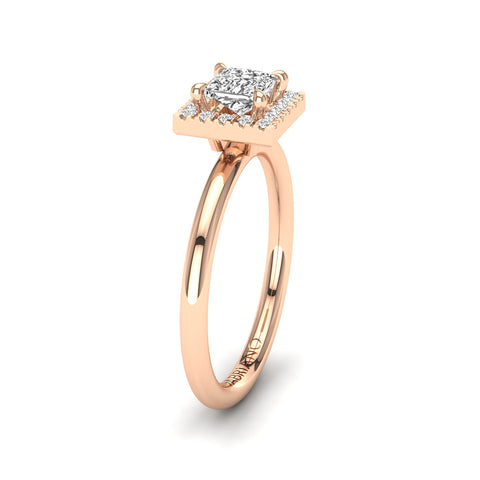 Gabriano Hanna 4 pençe tırnaklı tektaş yüzük; GIA-HRD sertifikalı prenses pırlanta ve rose altın montürün yandan görünüşü