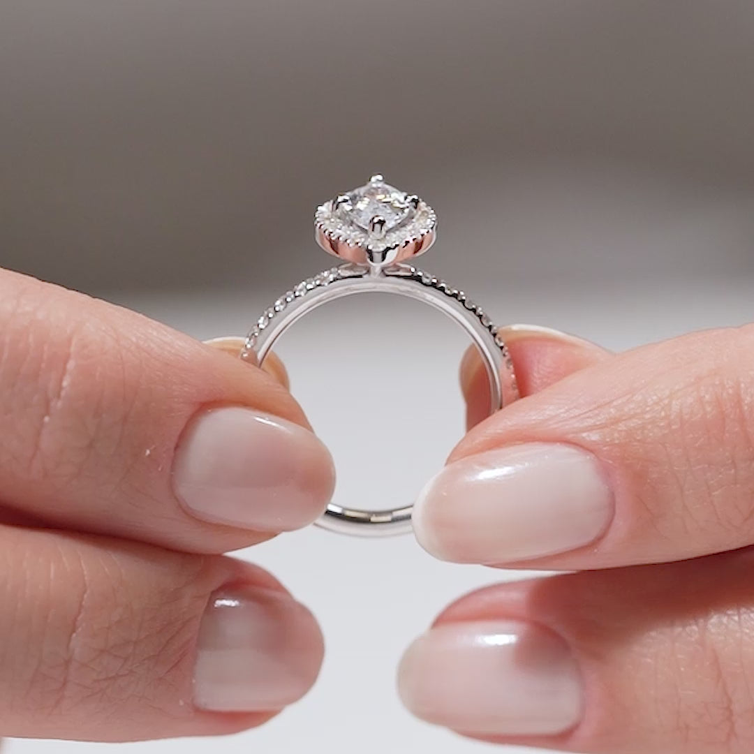 Gabriano Lucia 4 tırnaklı tektaş yüzük; GIA-HRD sertifikalı yuvarlak pırlanta ve beyaz altın montürün manken elinde videosu