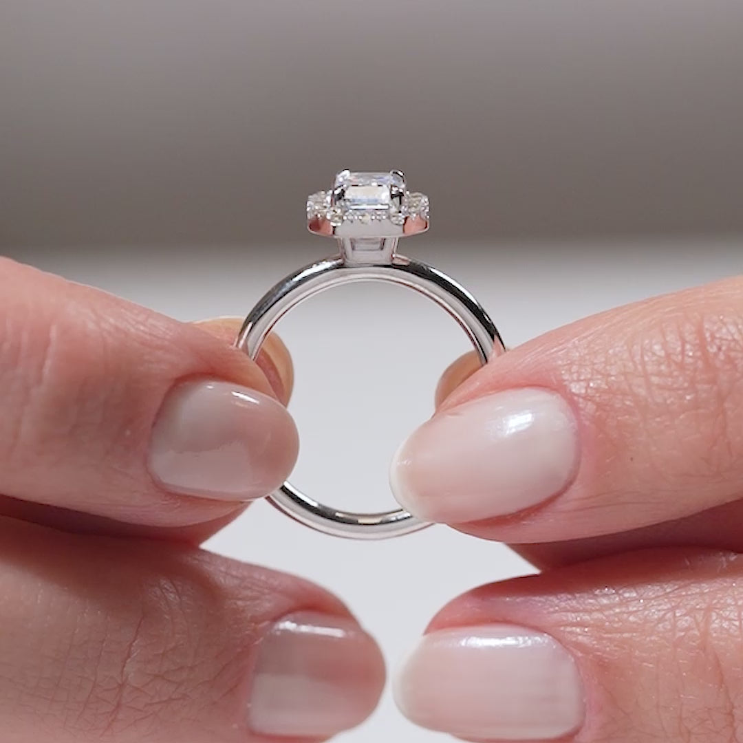 Gabriano Luliana 4 tırnaklı tektaş yüzük; GIA-HRD sertifikalı yuvarlak pırlanta ve beyaz altın montürün manken elinda videosu