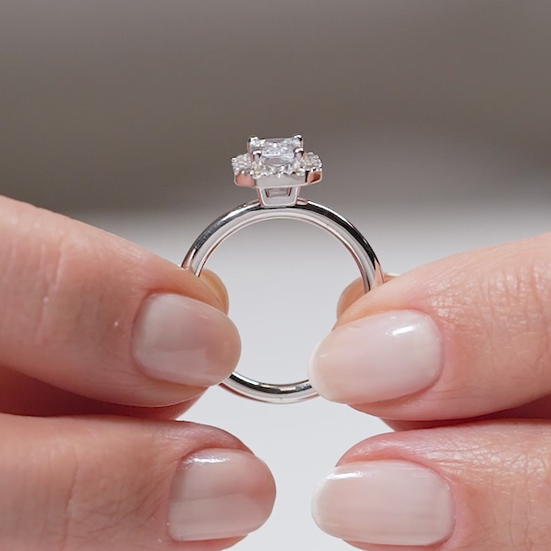 Gabriano Selena 4 tırnaklı tektaş yüzük; GIA-HRD sertifikalı yuvarlak pırlanta ve beyaz altın montürün manken elinde videosu