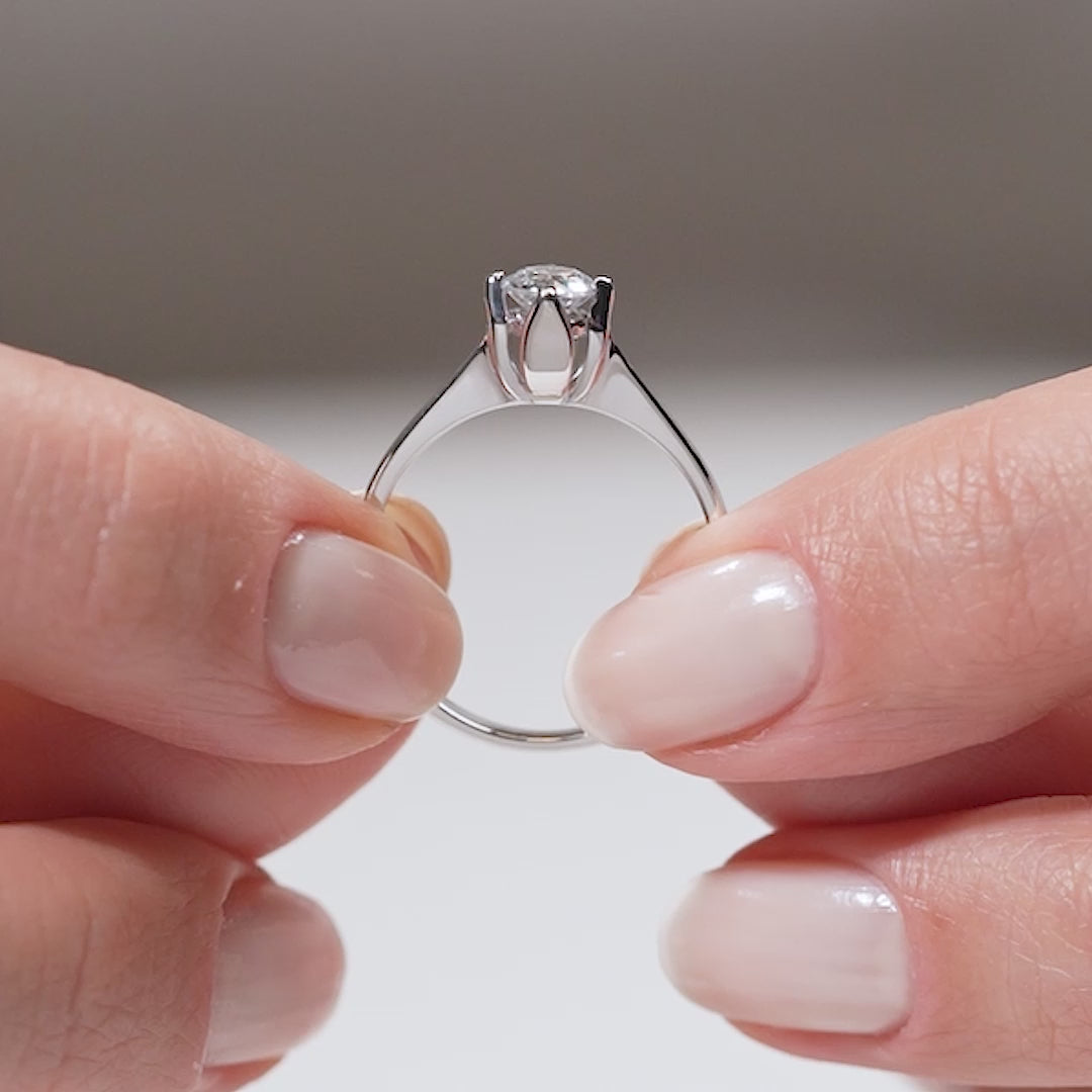 Gabriano Viola 4 tırnaklı tektaş yüzük; GIA-HRD sertifikalı yuvarlak pırlanta ve beyaz altın montürün manken elinde videosu