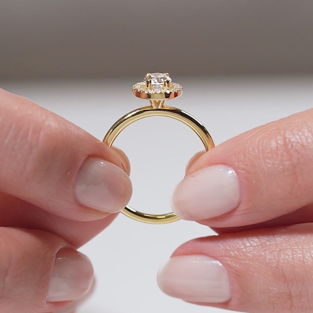 Gabriano Rita 4 tırnaklı tektaş yüzük; GIA-HRD sertifikalı yuvarlak pırlanta ve sarı altın montürün manken elinde videosu