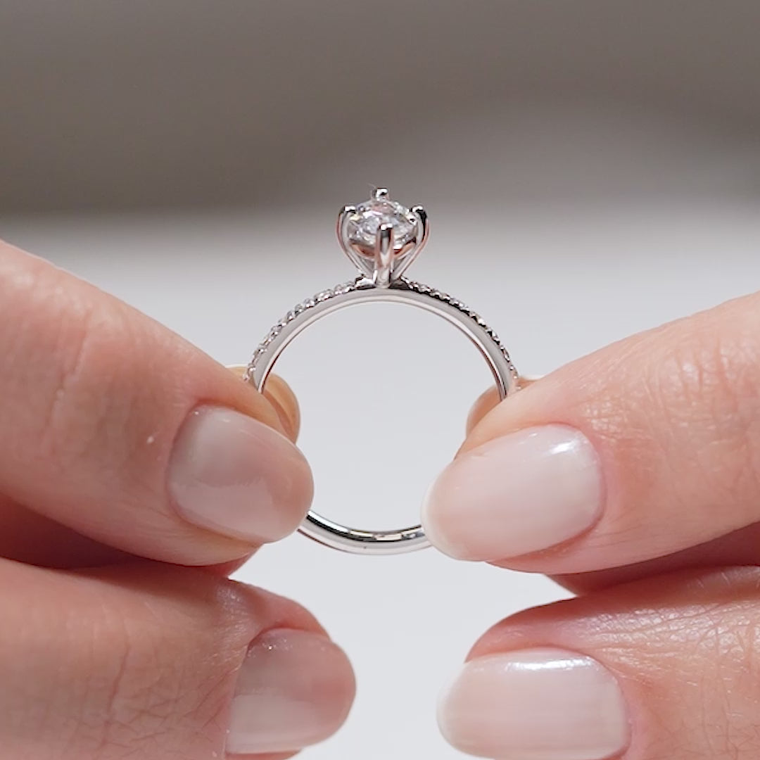 Gabriano Cecilia 4 tırnaklı tektaş yüzük; GIA-HRD sertifikalı yuvarlak pırlanta ve beyaz altın montürün manken elinde videosu