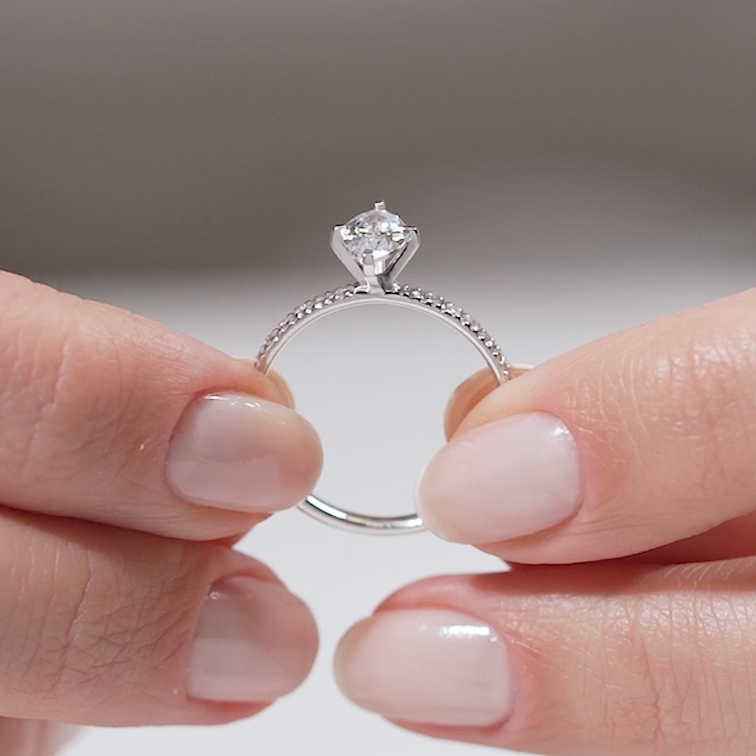 Gabriano Arina 4 tırnaklı tektaş yüzük; GIA-HRD sertifikalı yuvarlak pırlanta ve beyaz altın montürün manken elinde videosu