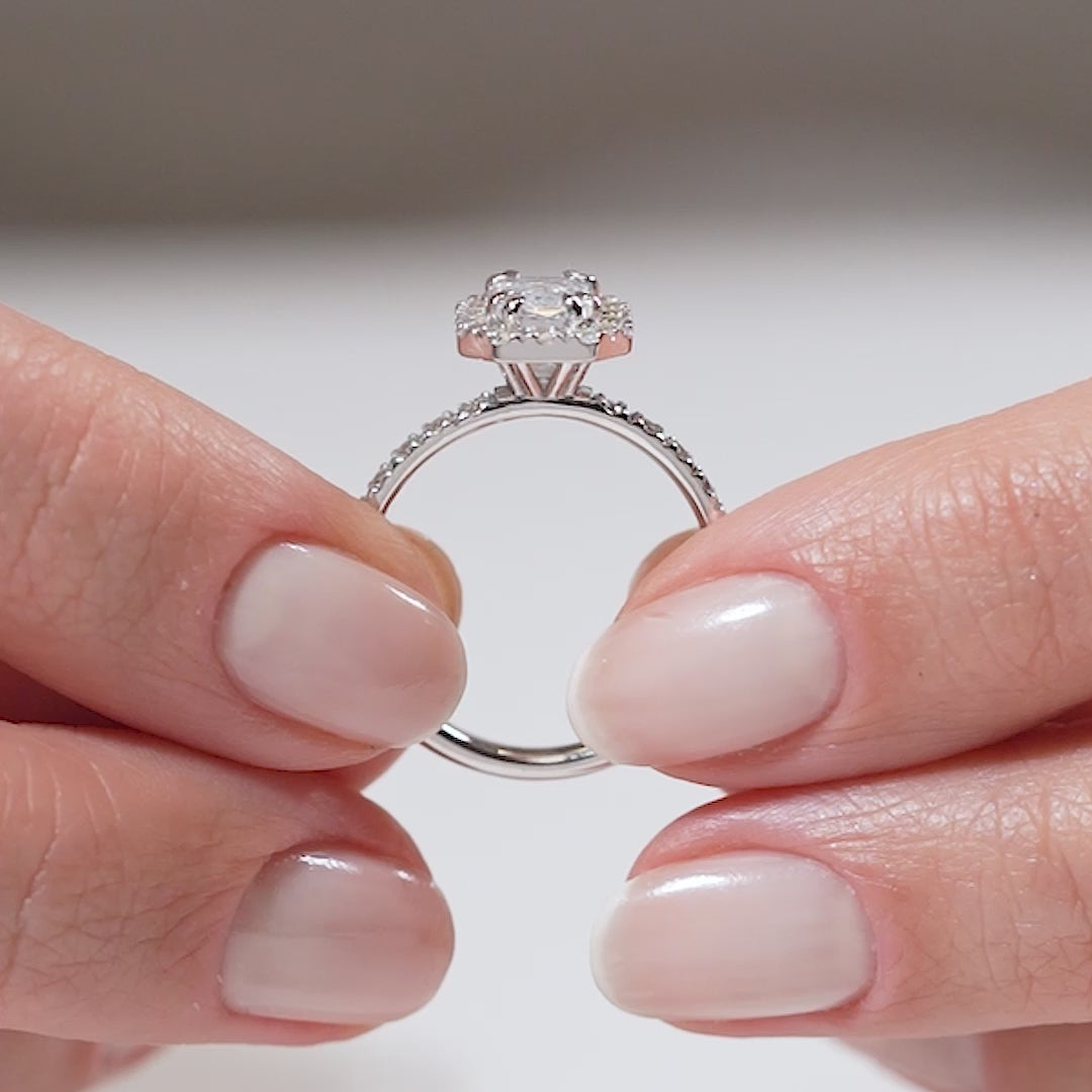 Gabriano Rivara 8 tırnaklı tektaş yüzük; GIA-HRD sertifikalı yuvarlak pırlanta ve beyaz altın montürün manken elinde videosu