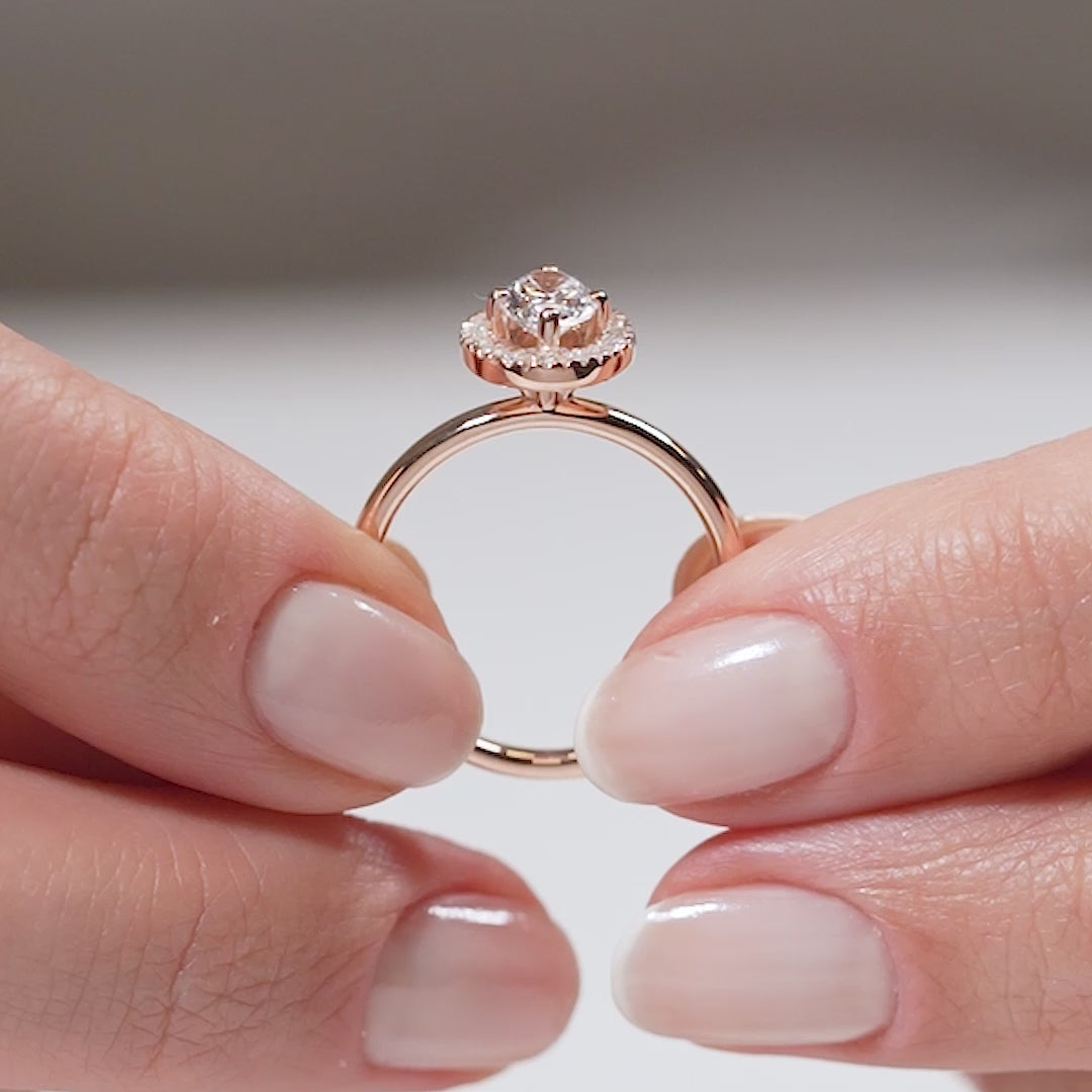 Gabriano Margaret 4 tırnaklı tektaş yüzük; GIA-HRD sertifikalı yuvarlak pırlanta ve rose altın montürün manken elinde videosu