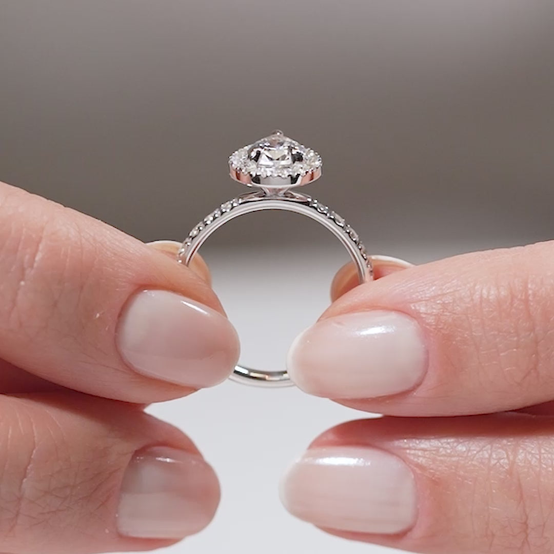 Gabriano Ivanna 3 tırnaklı tektaş yüzük; GIA-HRD sertifikalı yuvarlak pırlanta ve beyaz altın montürün manken elinde videosu
