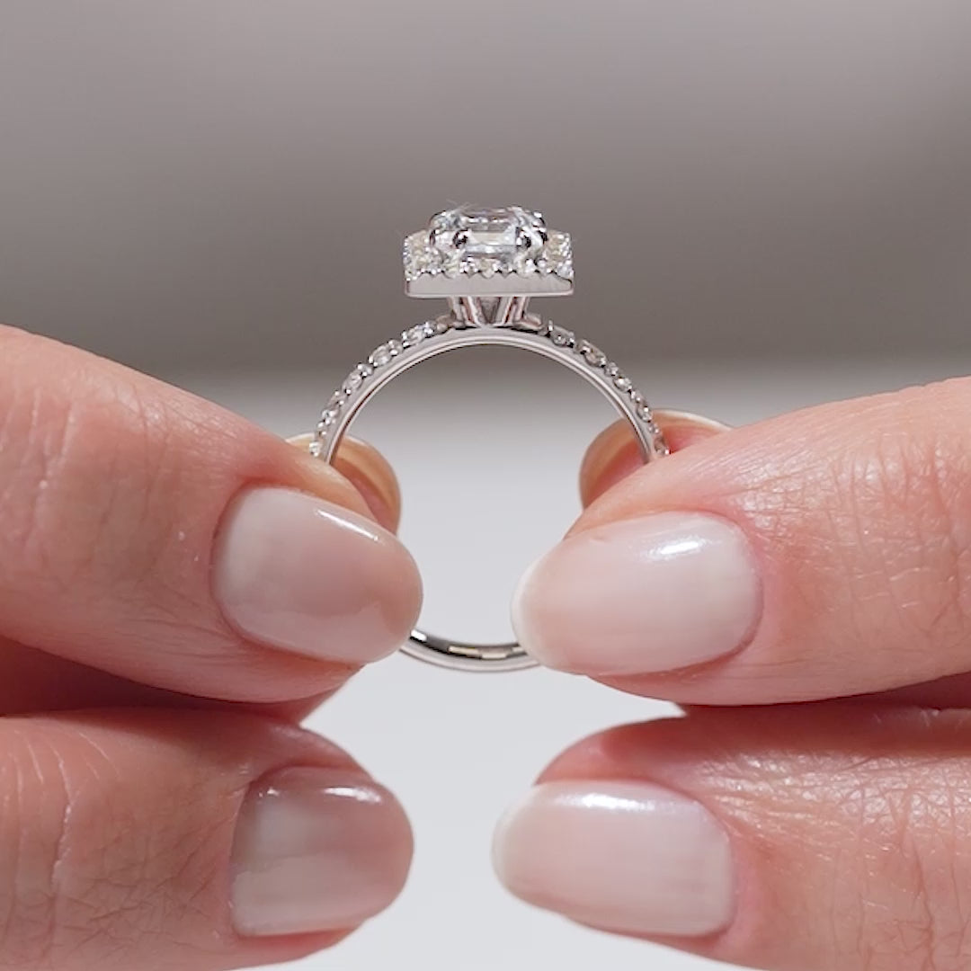 Gabriano Reverie 8  pençe tırnaklı tektaş yüzük; GIA-HRD sertifikalı yuvarlak pırlanta ve beyaz altın montürün manken elinde videosu