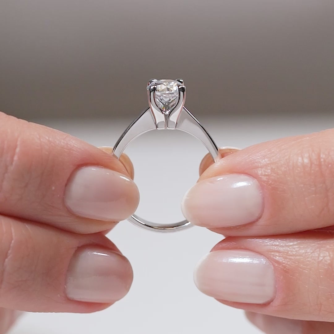 Gabriano Daria 4 tırnaklı tektaş yüzük; GIA-HRD sertifikalı yuvarlak pırlanta ve beyaz altın montürün manken elinde videosu