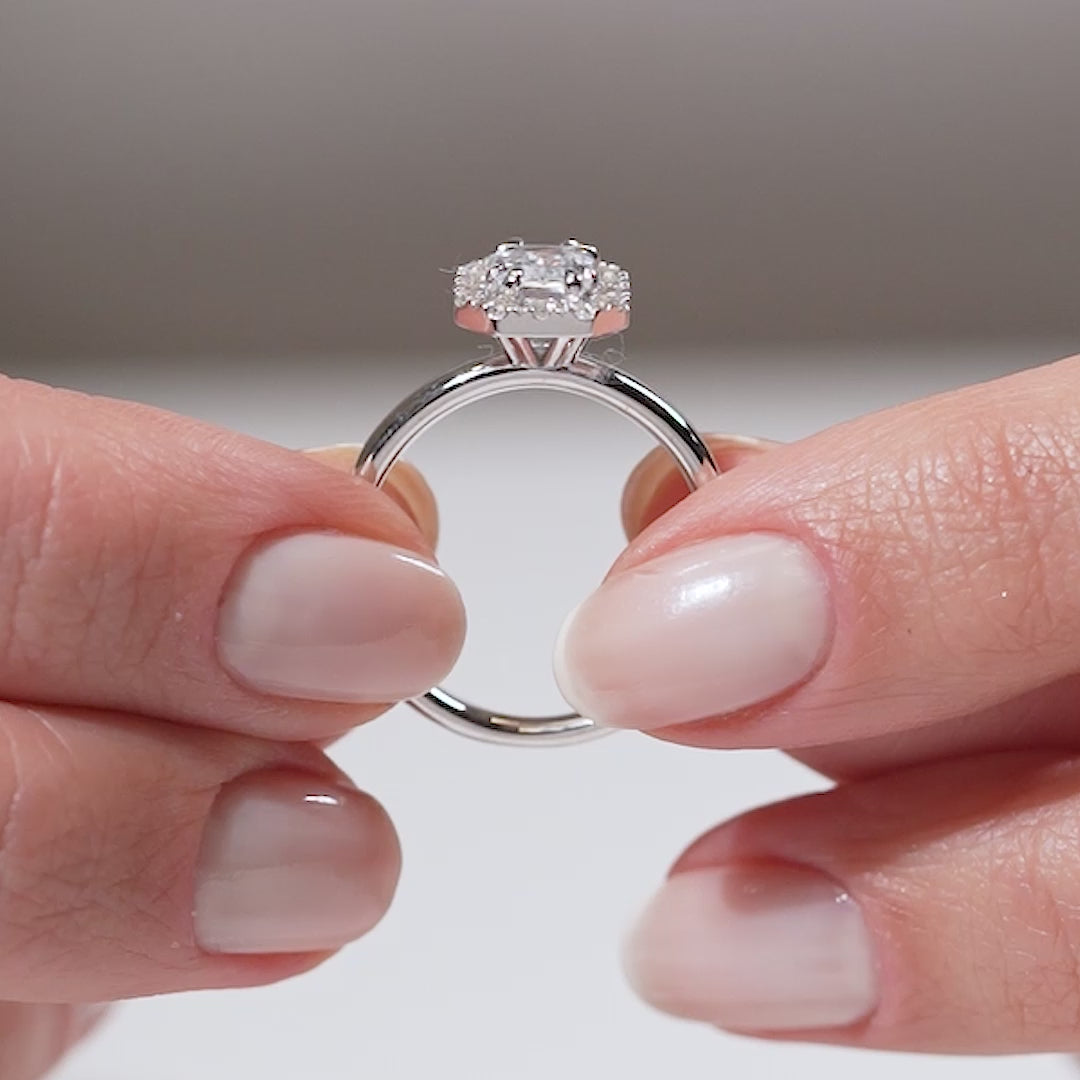 Gabriano Valente 8 pençe tırnaklı tektaş yüzük; GIA-HRD sertifikalı radiant pırlanta ve beyaz altın montürün manken elinde videosu