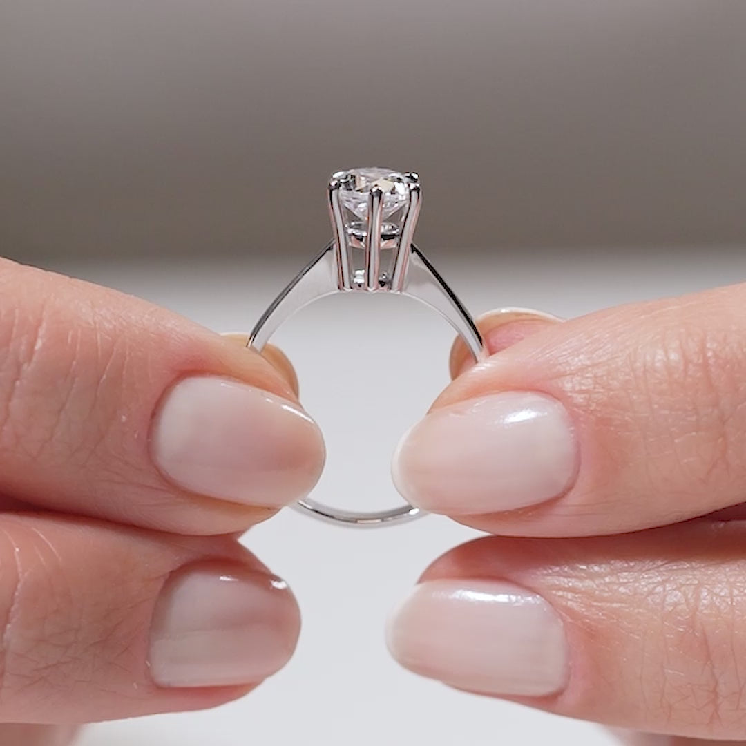 Gabriano Rafaella 6 tırnaklı tektaş yüzük; GIA-HRD sertifikalı yuvarlak pırlanta ve beyaz altın montürün manken elinde videosu