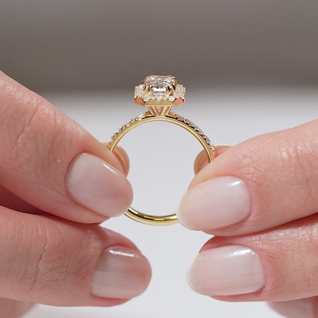 Gabriano Yolanda 8 tırnaklı tektaş yüzük; GIA-HRD sertifikalı yuvarlak pırlanta ve sarı altın montürün manken elinda videosu