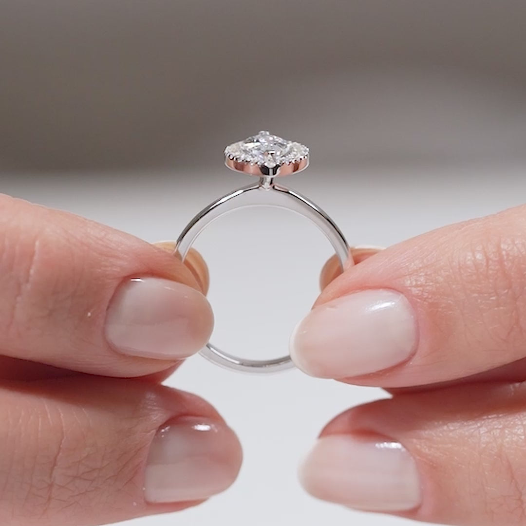 Gabriano Carla 2 tırnaklı tektaş yüzük; GIA-HRD sertifikalı yuvarlak pırlanta ve beyaz altın montürün manken elinde videosu