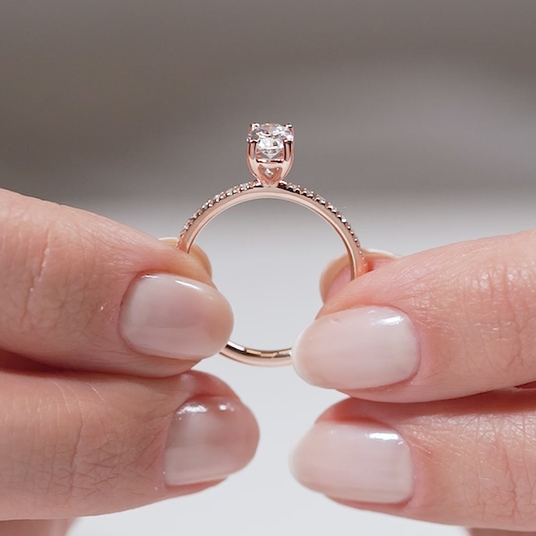 Gabriano Giulia 4 tırnaklı tektaş yüzük; GIA-HRD sertifikalı yuvarlak pırlanta ve rose altın montürün manken elinde videosu