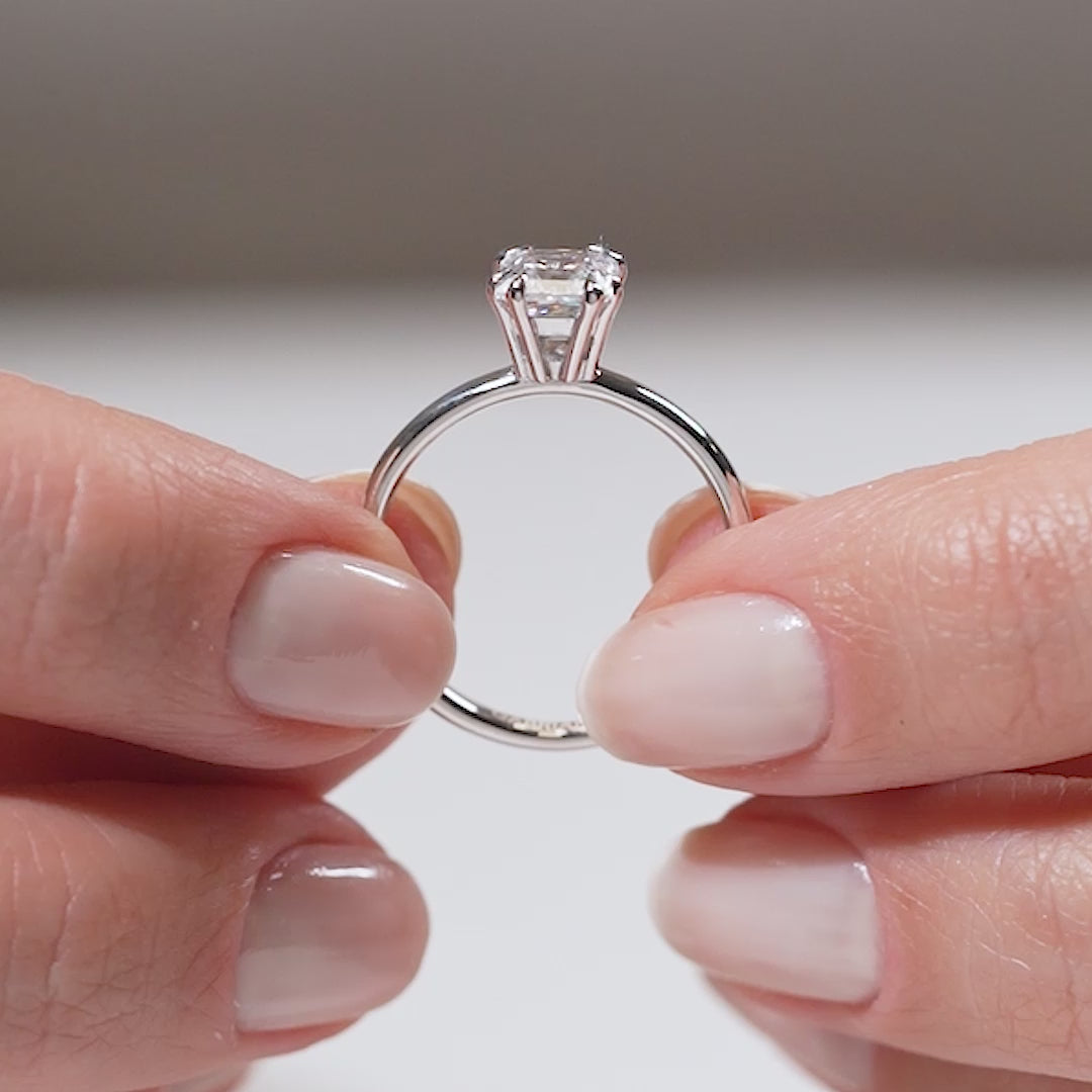 Gabriano Mirage 8 tırnaklı tektaş yüzük; GIA-HRD sertifikalı yuvarlak pırlanta ve beyaz altın montürün manken elinde videosu