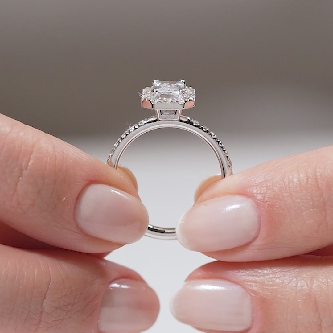 Gabriano Katerina 4 tırnaklı tektaş yüzük; GIA-HRD sertifikalı yuvarlak pırlanta ve beyaz altın montürün manken elinde videosu