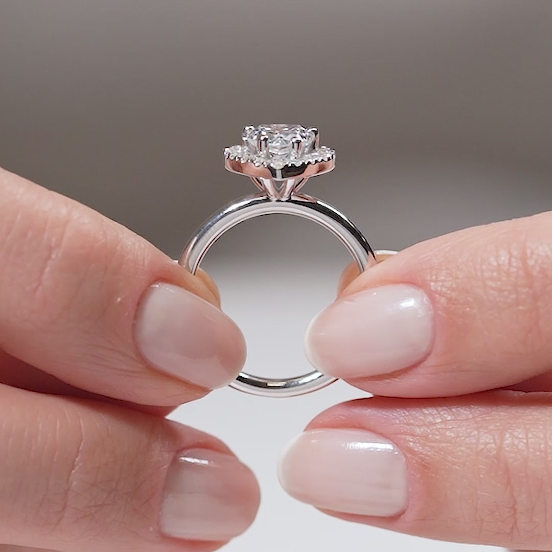 Gabriano Sandra 4 tırnaklı tektaş yüzük; GIA-HRD sertifikalı yuvarlak pırlanta ve beyaz altın montürün manken elinde videosu