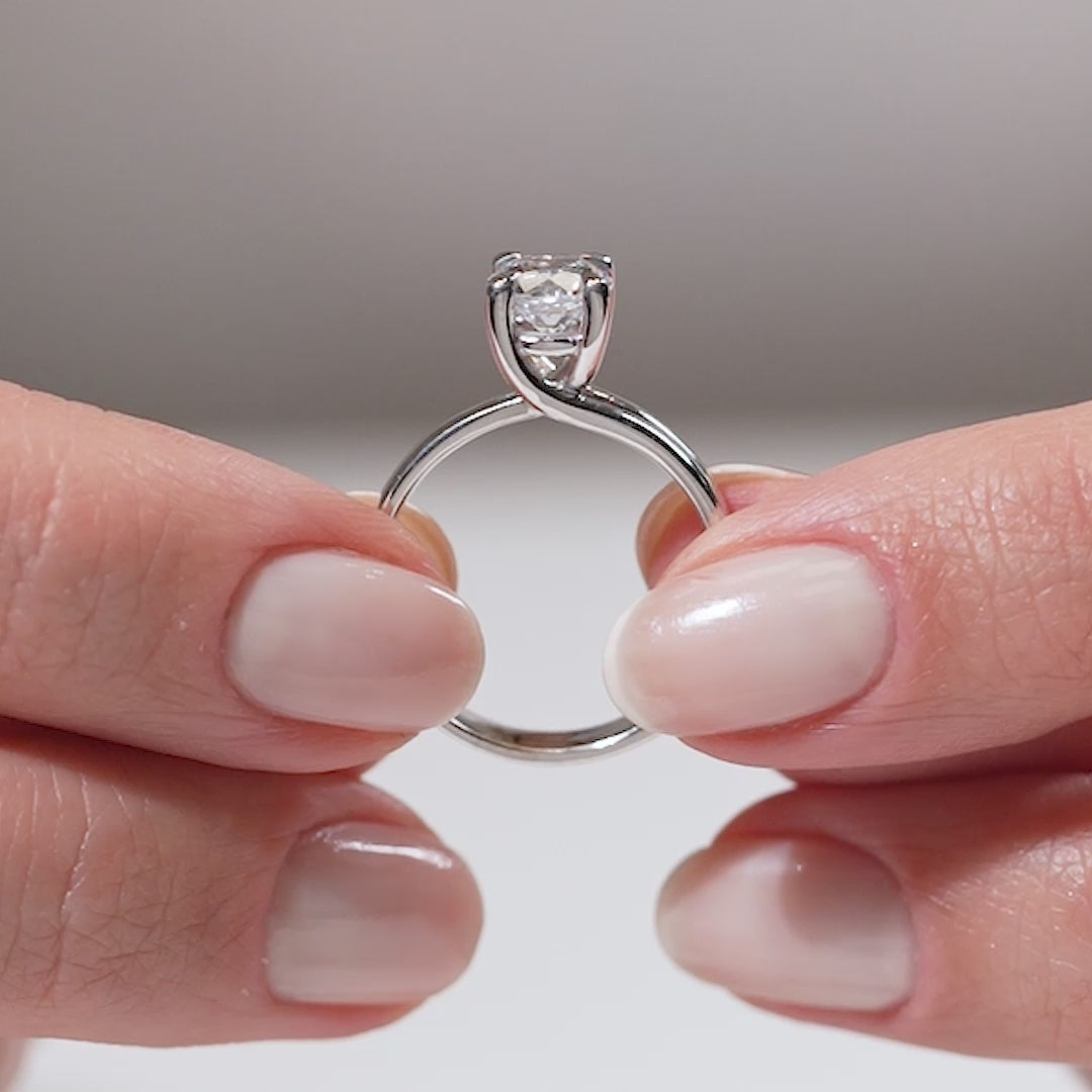 Gabriano Liora 4 tırnaklı tektaş yüzük; GIA-HRD sertifikalı yuvarlak pırlanta ve beyaz altın montürün manken elinde videosu