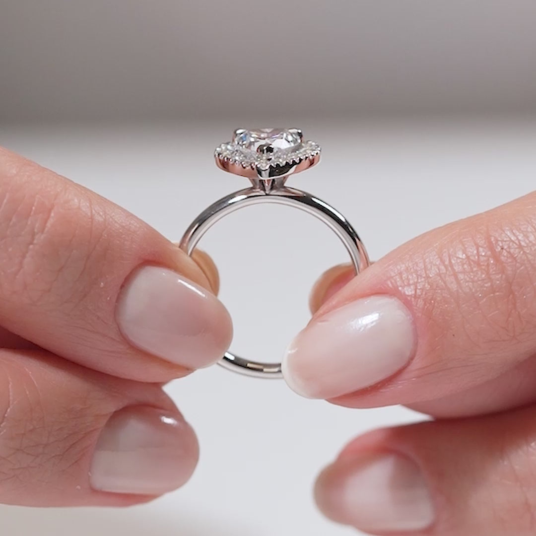 Gabriano Solara 3 tırnaklı tektaş yüzük; GIA-HRD sertifikalı yuvarlak pırlanta ve beyaz altın montürün manken elinde videosu