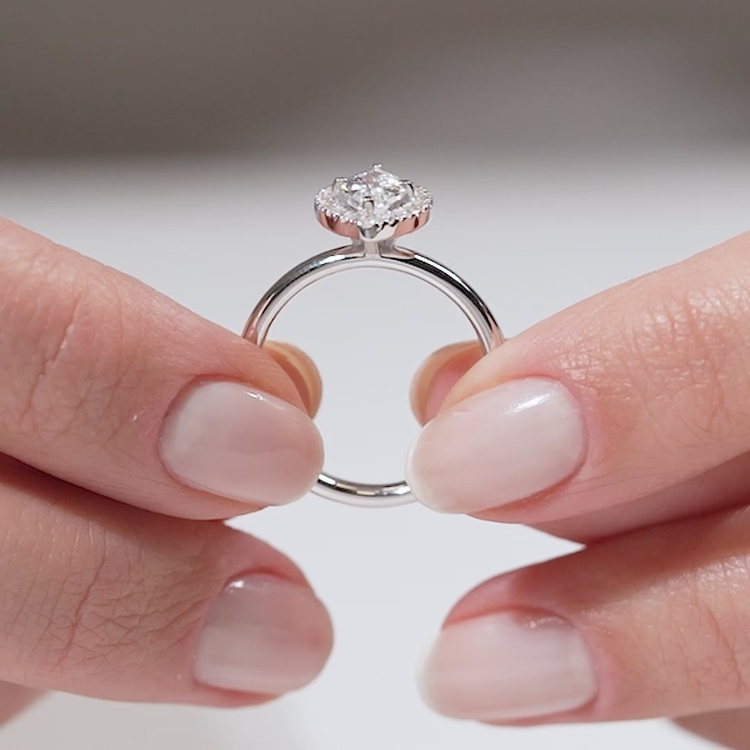 Gabriano Eris 4 tırnaklı tektaş yüzük; GIA-HRD sertifikalı yuvarlak pırlanta ve beyaz altın montürün manken elinde videosu