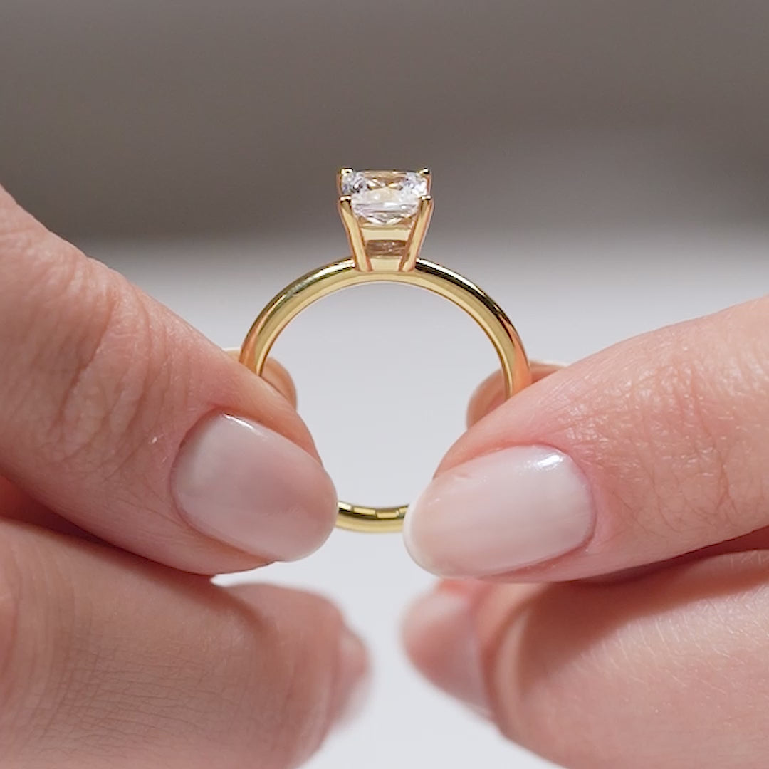 Gabriano Chloe 4 tırnaklı tektaş yüzük; GIA-HRD sertifikalı yuvarlak pırlanta ve sarı altın montürün manken elinde videosu