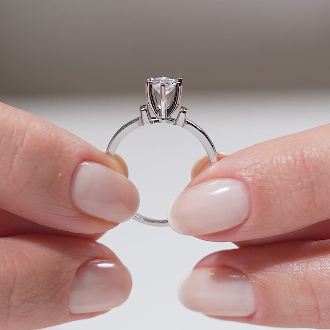 Gabriano Sonia 6 tırnaklı tektaş yüzük; GIA-HRD sertifikalı yuvarlak pırlanta ve beyaz altın montürün manken elinde videosu