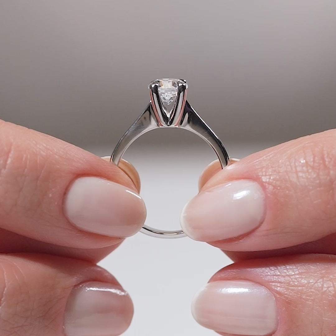 Gabriano Clarissa 4 tırnaklı tektaş yüzük; GIA-HRD sertifikalı yuvarlak pırlanta ve beyaz altın montürün manken elinde videosu