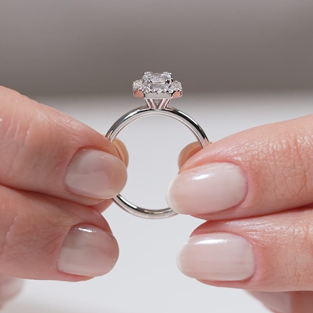 Gabriano Rosie 8 tırnaklı tektaş yüzük; GIA-HRD sertifikalı yuvarlak pırlanta ve beyaz altın montürün manken elinde videosu