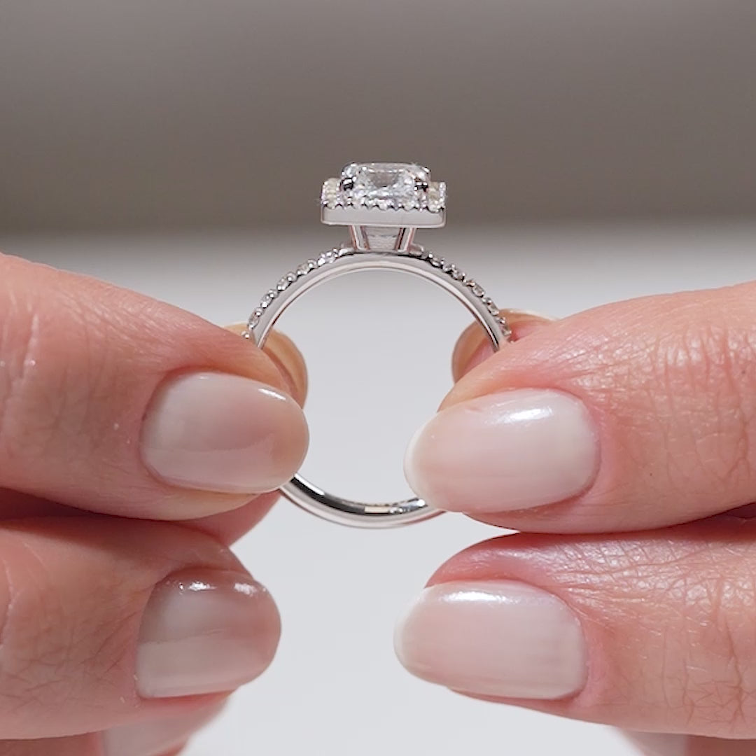 Gabriano Seraphine 4 tırnaklı tektaş yüzük; GIA-HRD sertifikalı yuvarlak pırlanta ve beyaz altın montürün manken elinde videosu