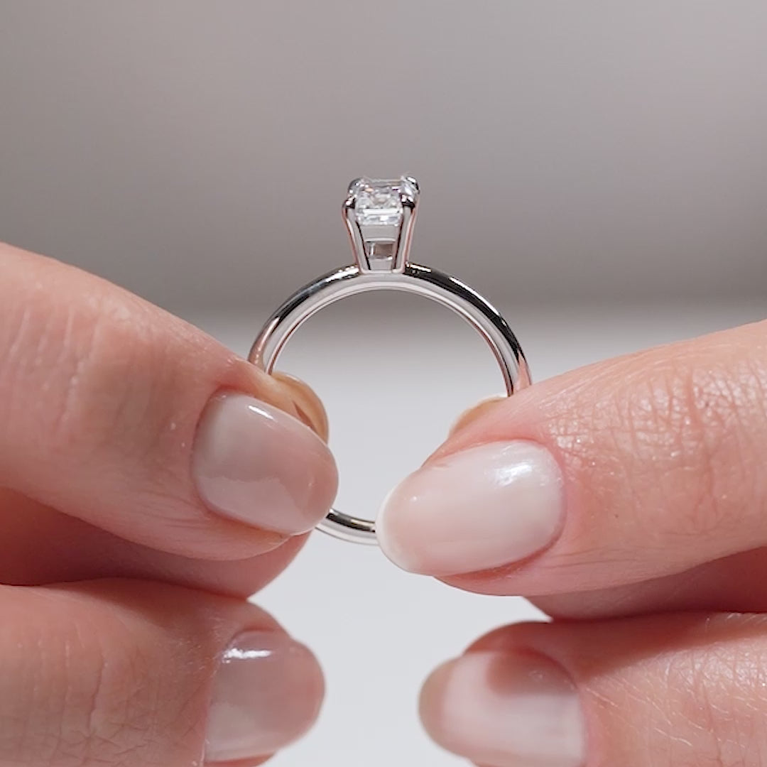 Gabriano Nayra 4 tırnaklı tektaş yüzük; GIA-HRD sertifikalı yuvarlak pırlanta ve beyaz altın montürün manken elinda videosu