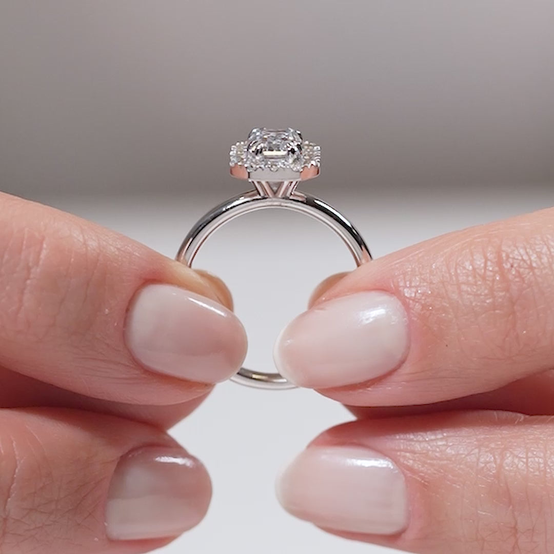 Gabriano Elvina 8 tırnaklı tektaş yüzük; GIA-HRD sertifikalı yuvarlak pırlanta ve beyaz altın montürün manken elinda videosu