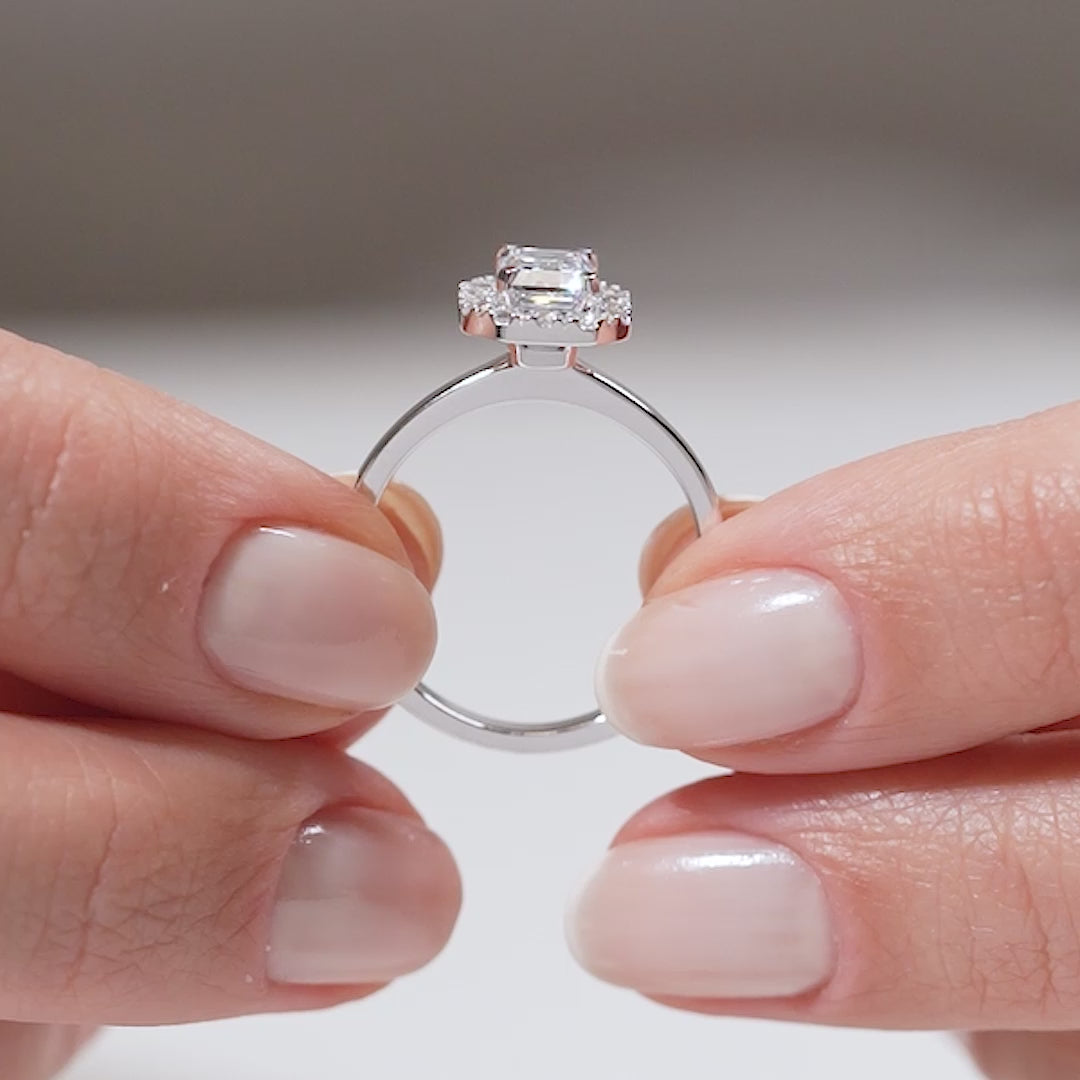 Gabriano Terra 4 tırnaklı tektaş yüzük; GIA-HRD sertifikalı yuvarlak pırlanta ve beyaz altın montürün manken elinda videosu