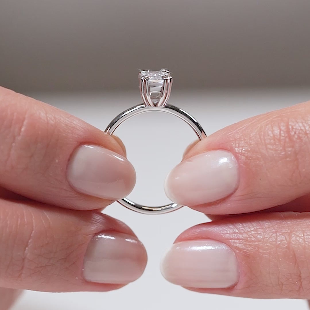 Gabriano Kaleidos 8 tırnaklı tektaş yüzük; GIA-HRD sertifikalı yuvarlak pırlanta ve beyaz altın montürün manken elinde videosu