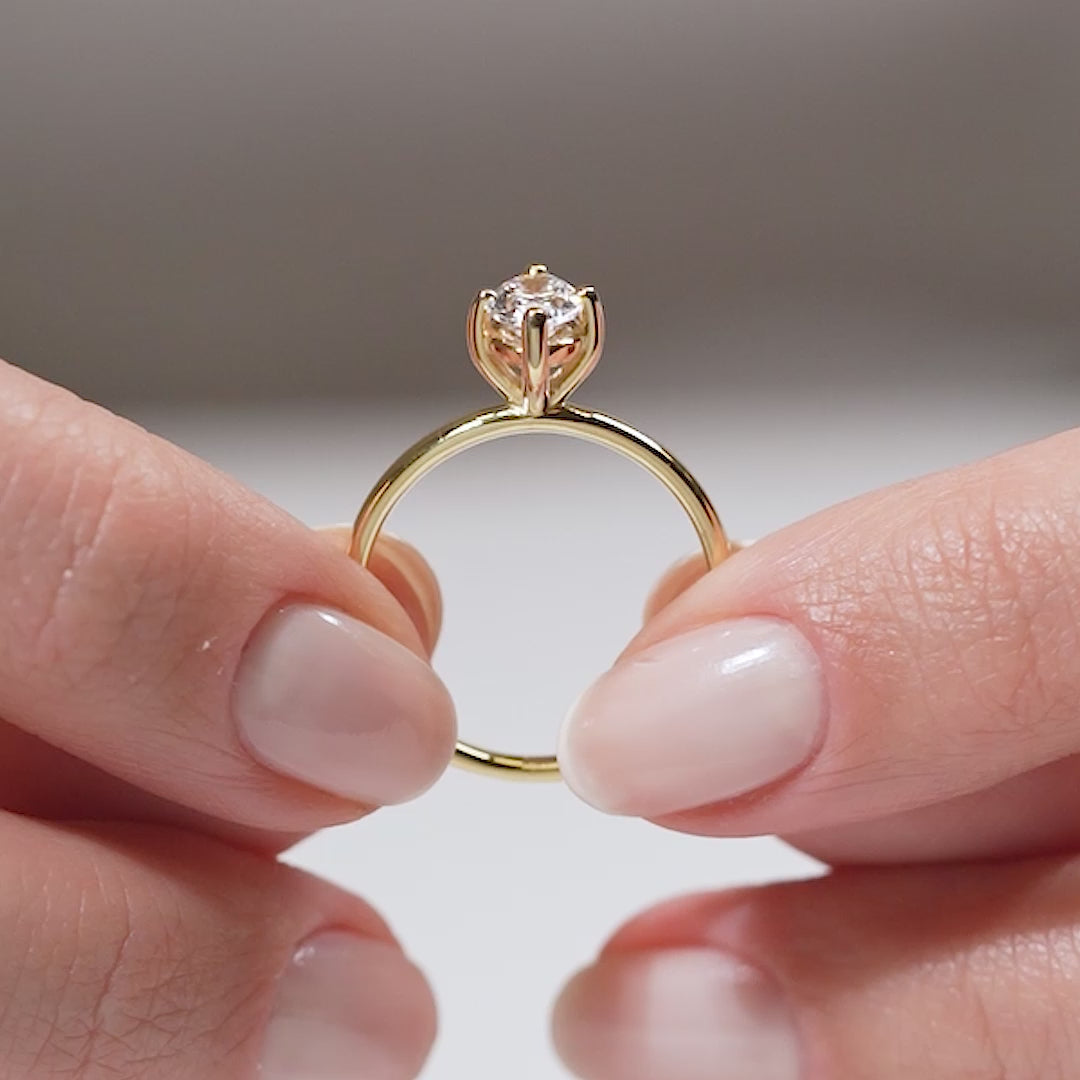 Gabriano Mila 4 tırnaklı tektaş yüzük; GIA-HRD sertifikalı yuvarlak pırlanta ve sarı altın montürün manken elinde videosu