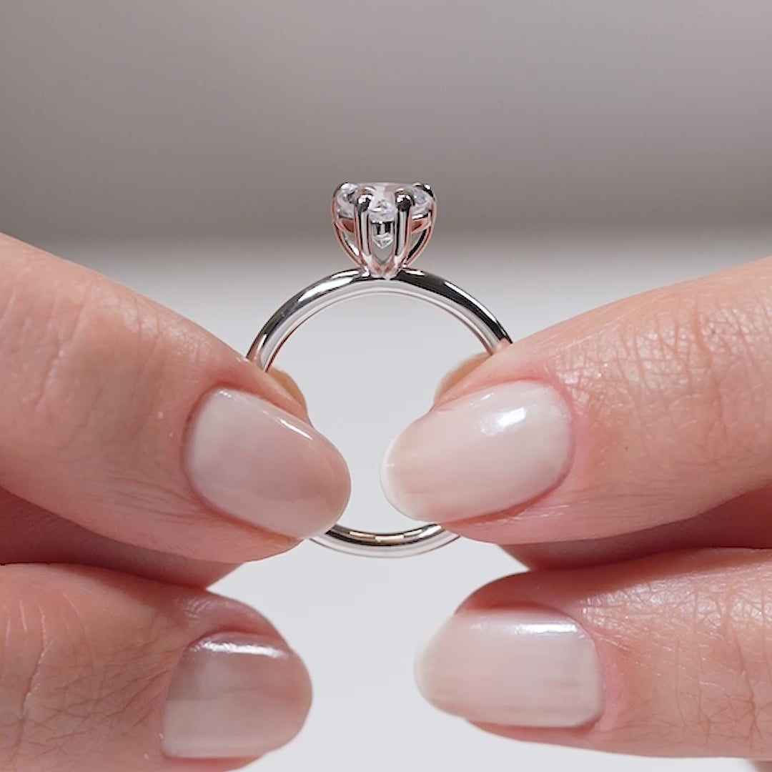 Gabriano Meliora 4 pençe tırnaklı tektaş yüzük; GIA-HRD sertifikalı kalp pırlanta ve beyaz altın montürün manken elinde videosu