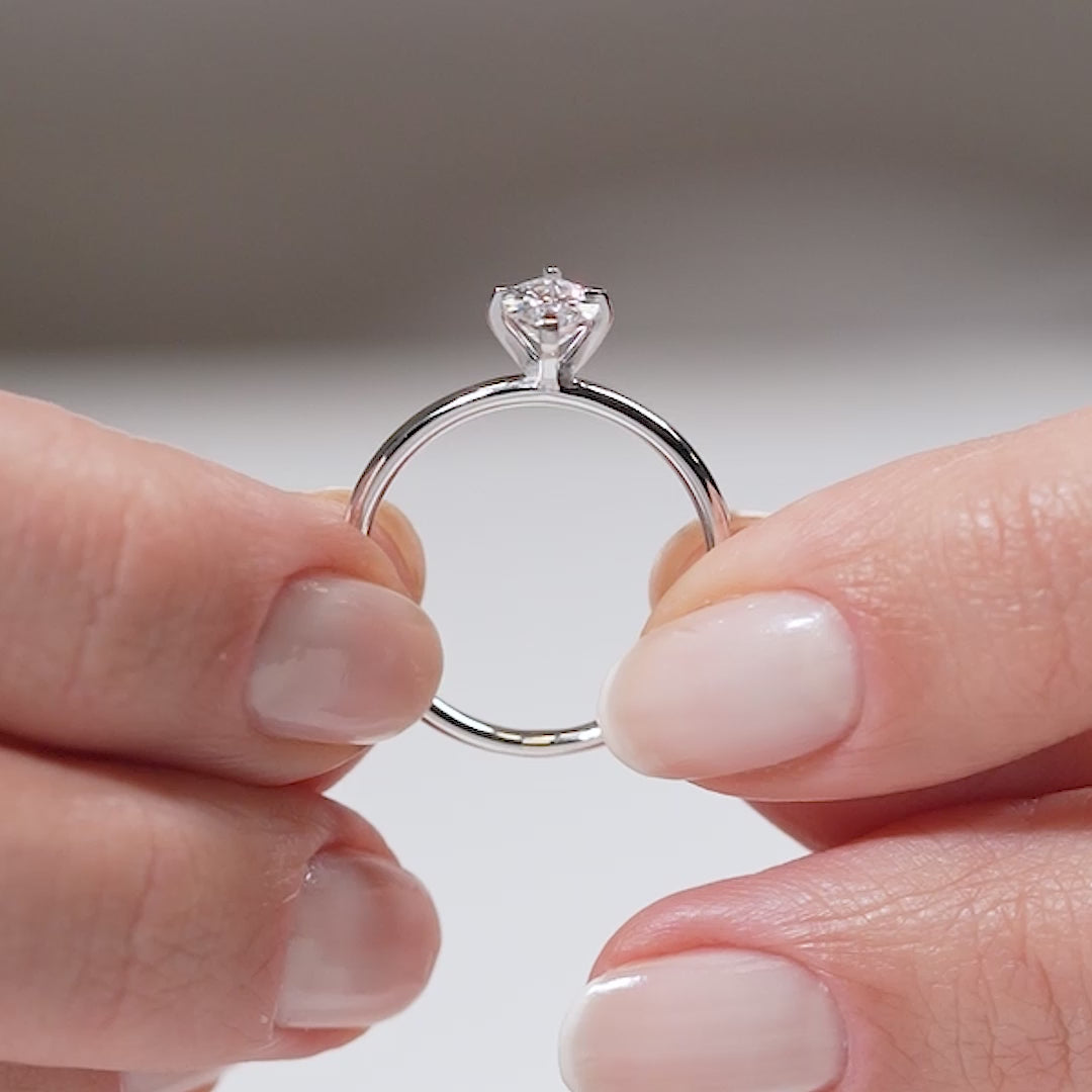 Gabriano Alara 4 tırnaklı tektaş yüzük; GIA-HRD sertifikalı yuvarlak pırlanta ve beyaz altın montürün manken elinde videosu