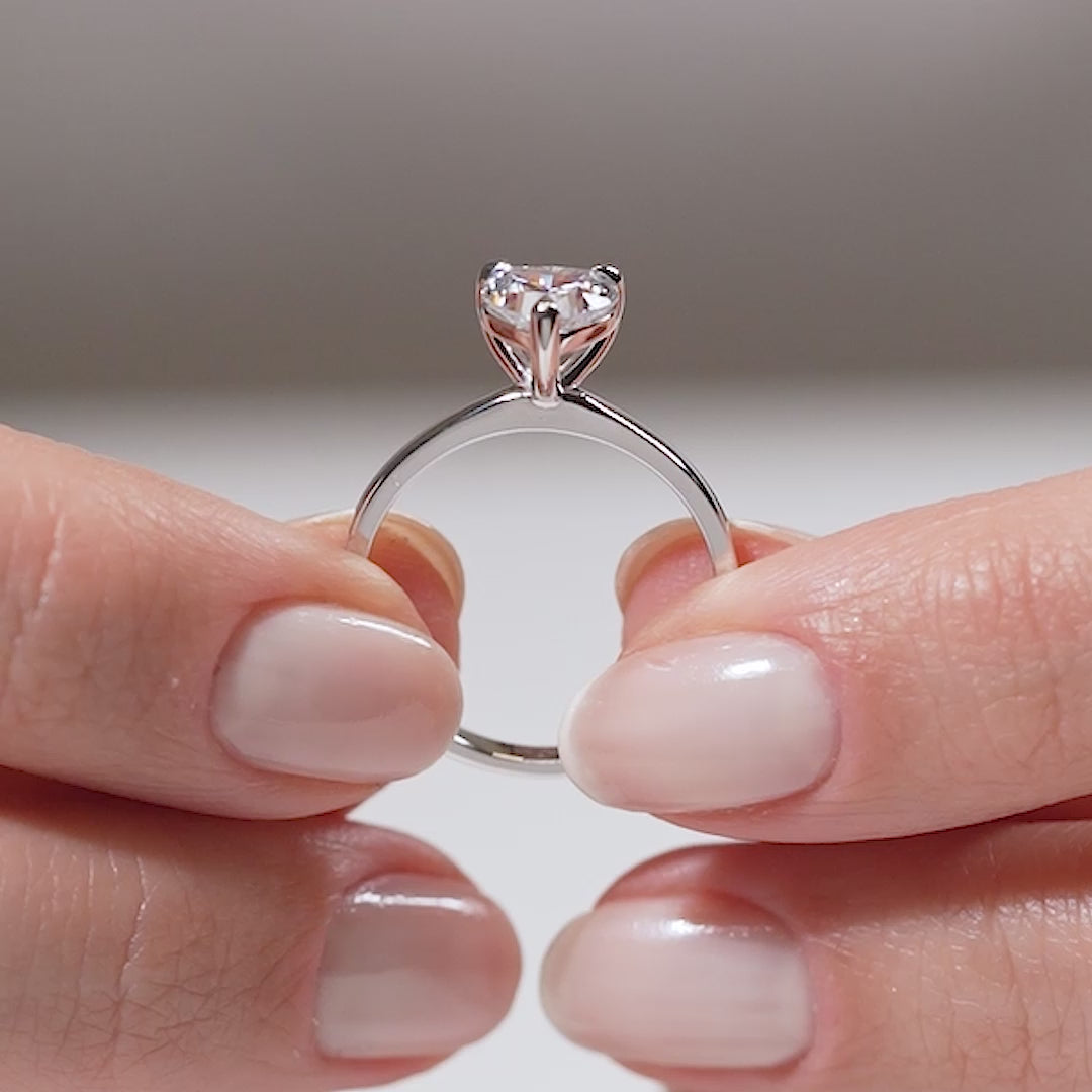 Gabriano Serenova 3 pençe tırnaklı tektaş yüzük; GIA-HRD sertifikalı kalp pırlanta ve beyaz altın montürün manken elinde videosu