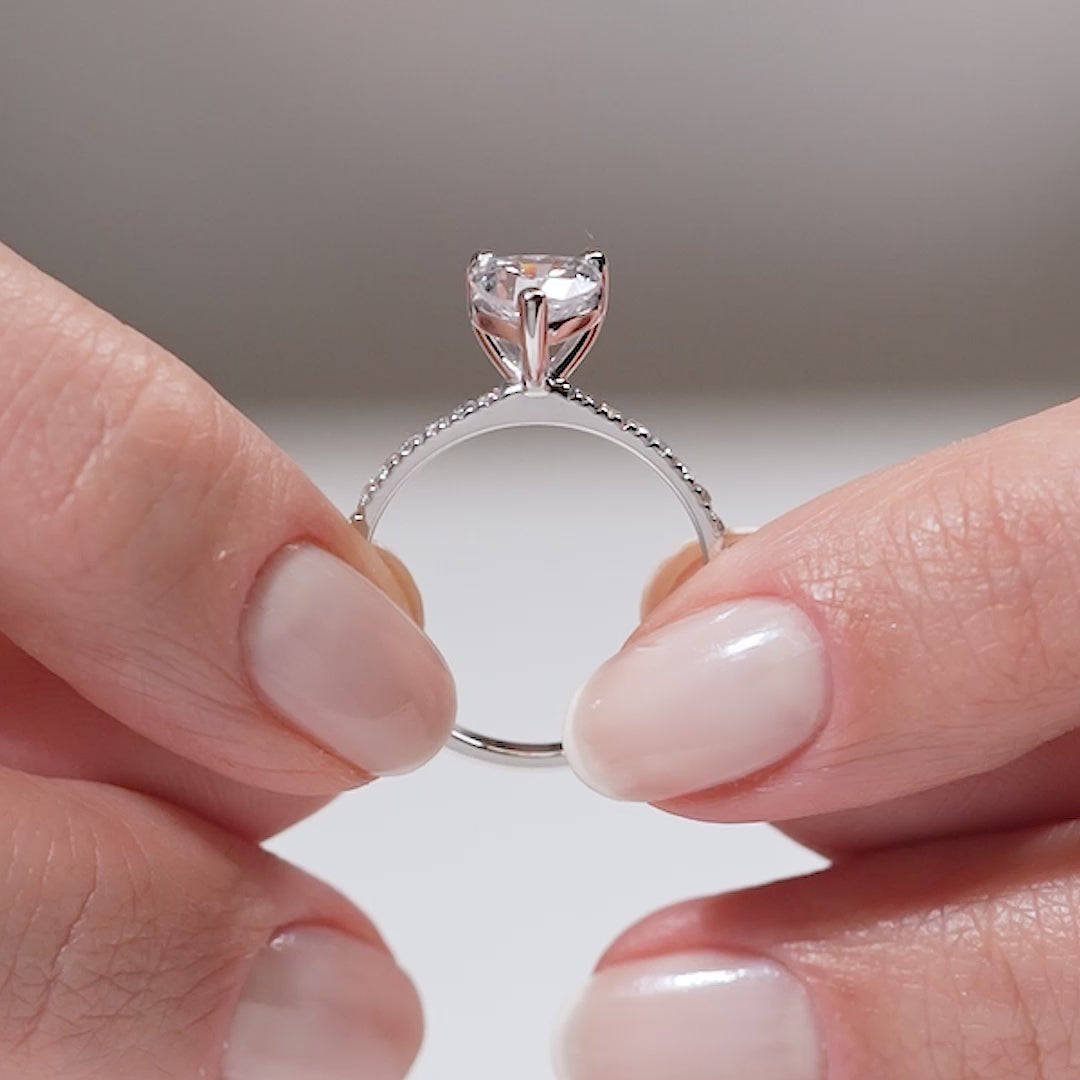 Gabriano Fernanda 3 tırnaklı tektaş yüzük; GIA-HRD sertifikalı yuvarlak pırlanta ve beyaz altın montürün manken elinde videosu