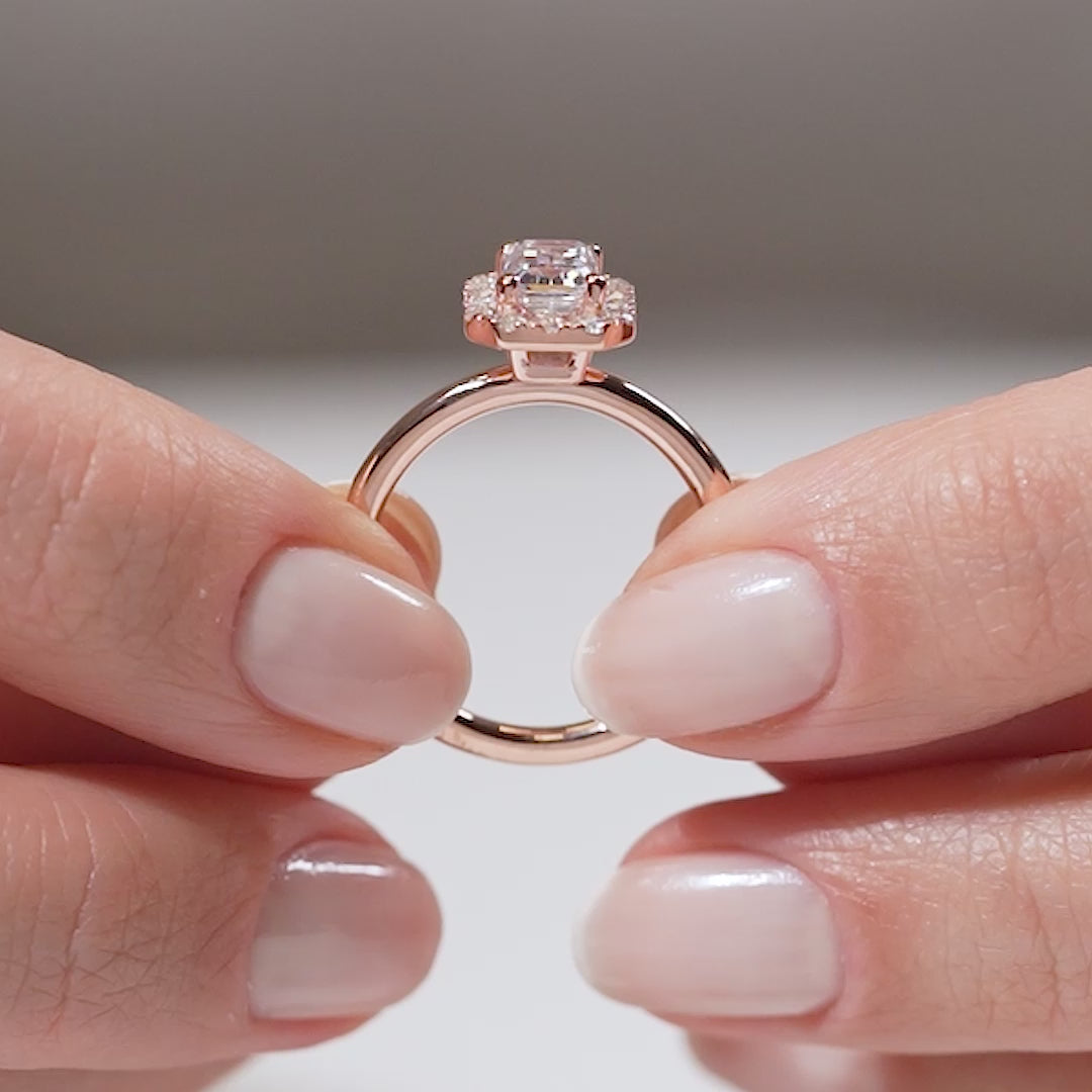 Gabriano Diana 4 tırnaklı tektaş yüzük; GIA-HRD sertifikalı yuvarlak pırlanta ve rose altın montürün manken elinda videosu