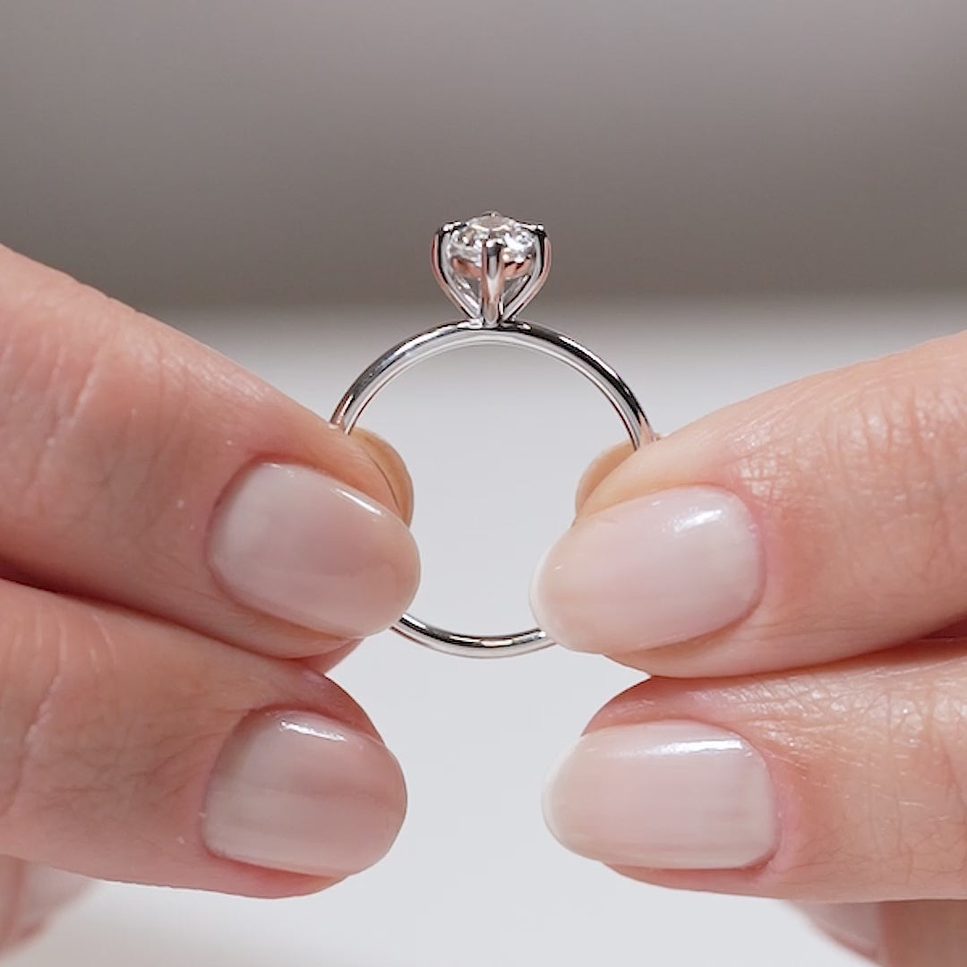 Gabriano Zenith 4 tırnaklı tektaş yüzük; GIA-HRD sertifikalı yuvarlak pırlanta ve beyaz altın montürün manken elinde videosu